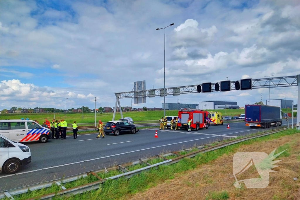 Twee voertuigen botsen op snelweg