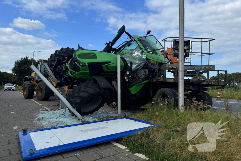 Trekker raakt van de weg en kantelt op bushokje