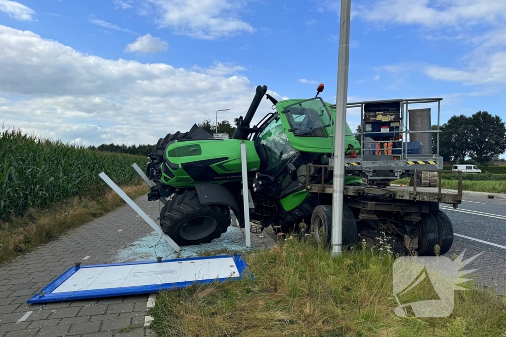 Trekker raakt van de weg en kantelt op bushokje