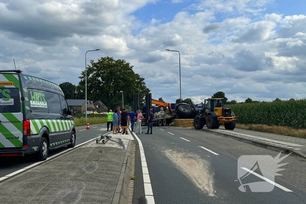 Trekker raakt van de weg en kantelt op bushokje