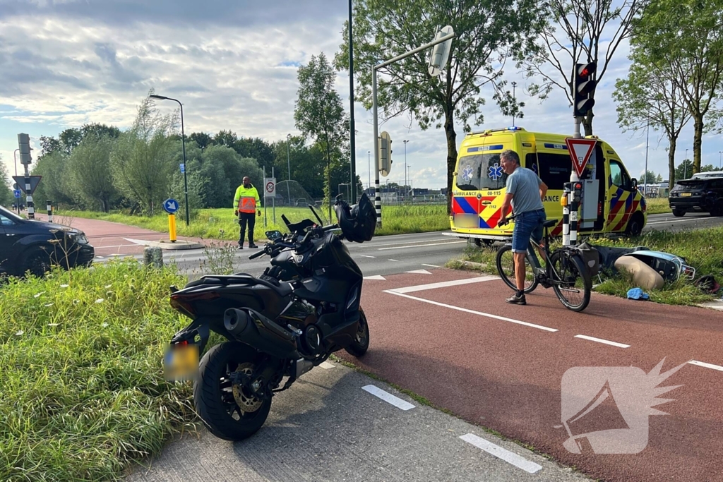 Twee scooters met elkaar in botsing op kruising