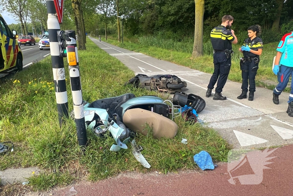 Twee scooters met elkaar in botsing op kruising