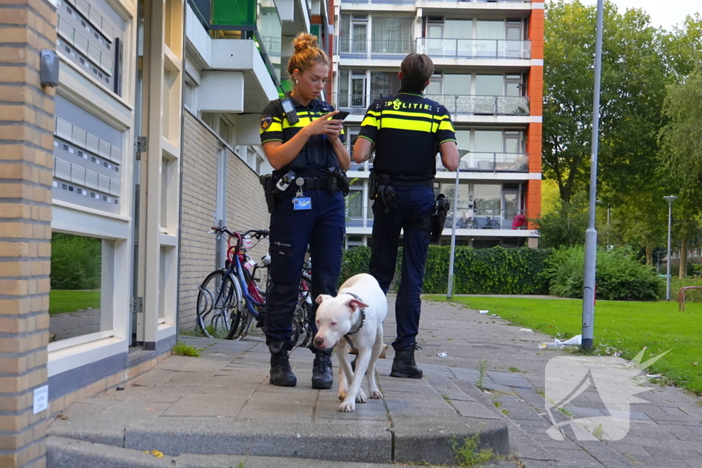 Politie druk met loslopende hond van beschonken bewoner