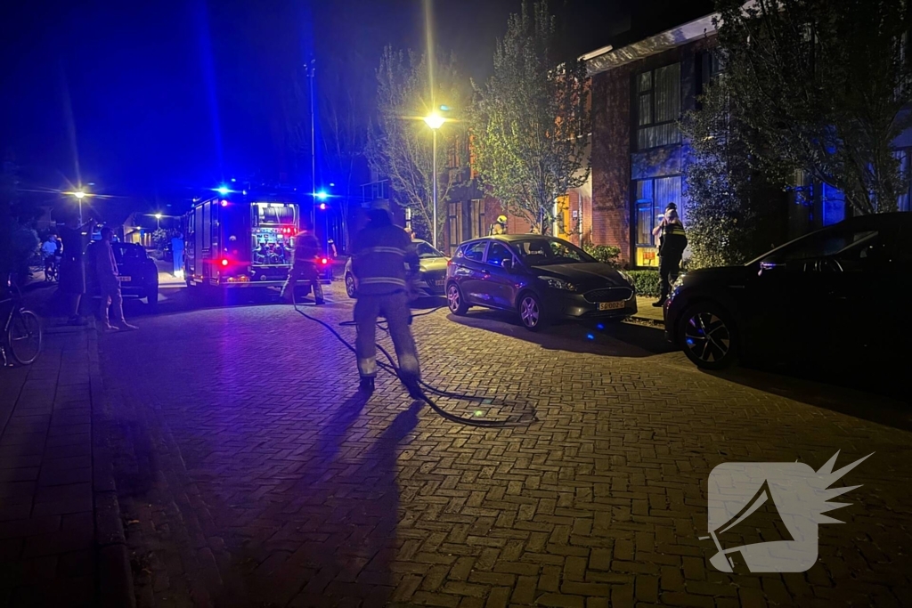 Brandweer blust brand in meterkast