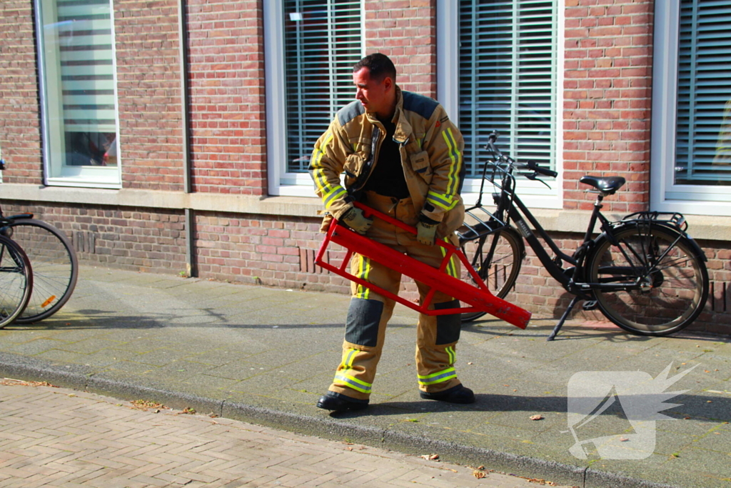 Brandweer blust brand in woning