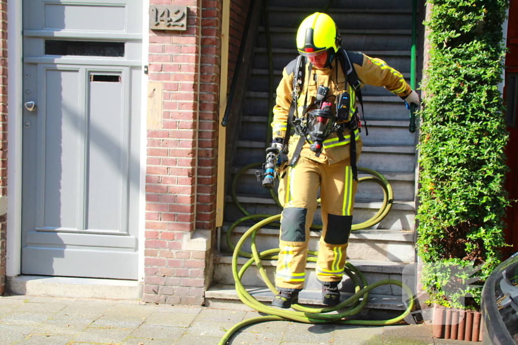 Brandweer blust brand in woning