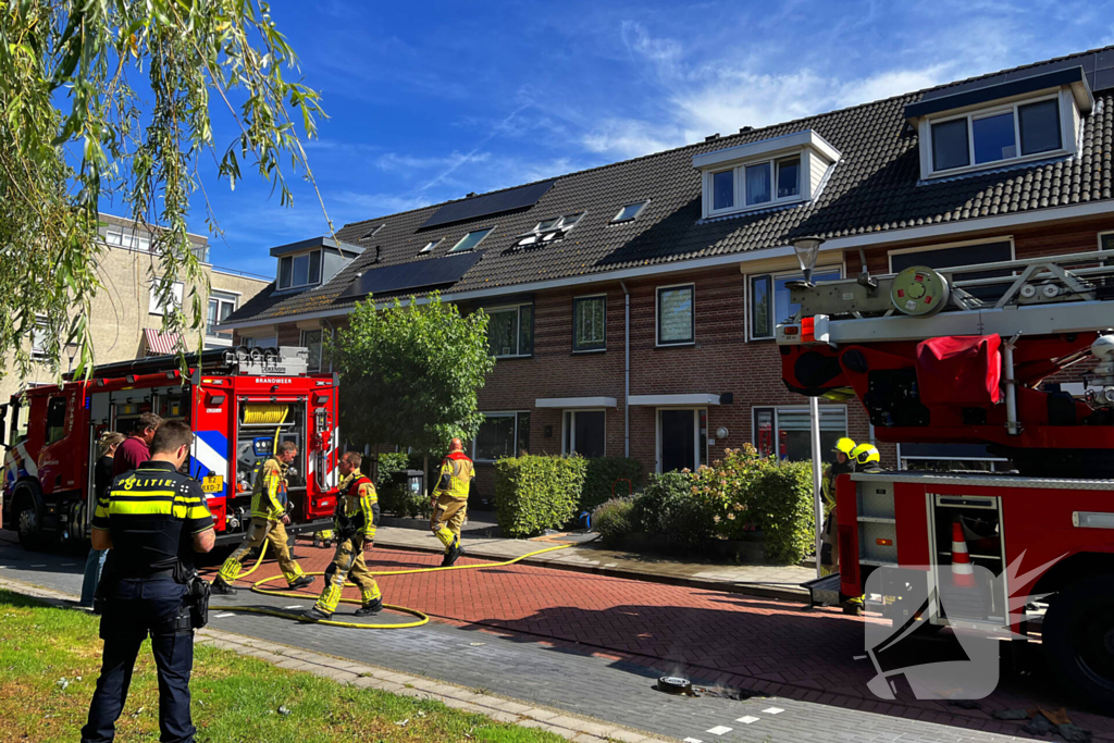 Brandweer blust brand in keuken