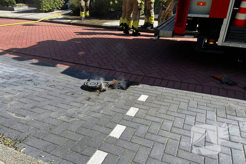 Brandweer blust brand in keuken