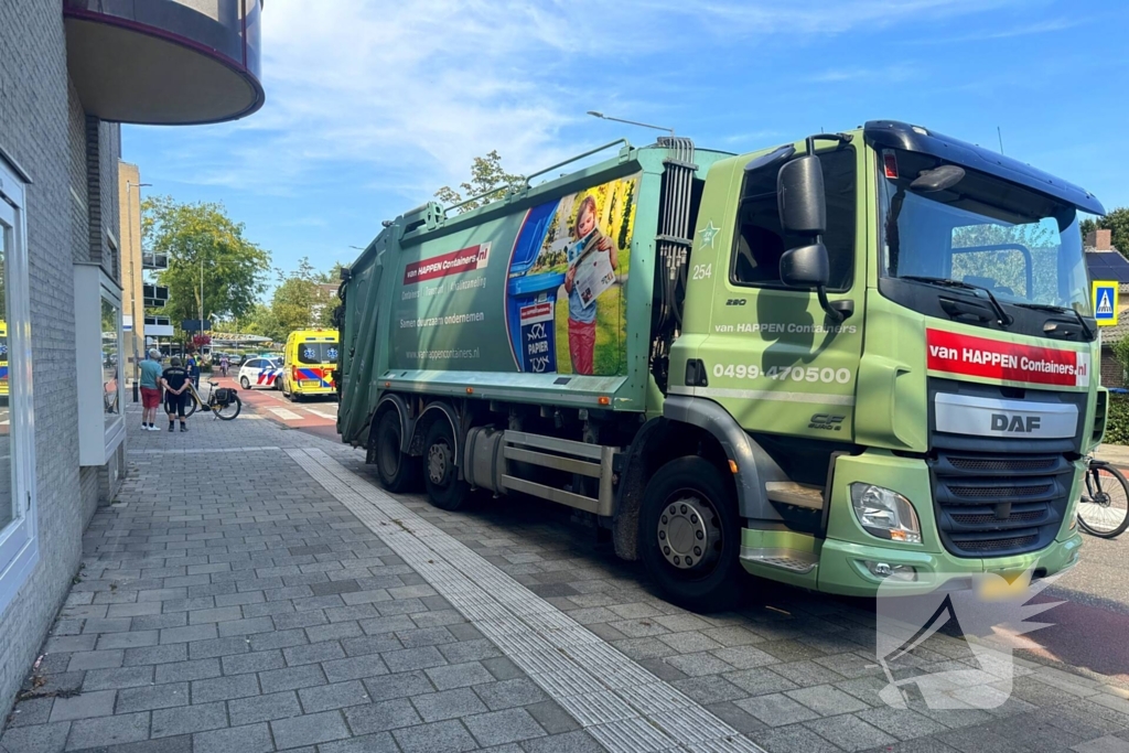 Fietser geschept door vrachtwagen