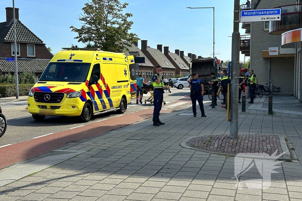 Fietser geschept door vrachtwagen