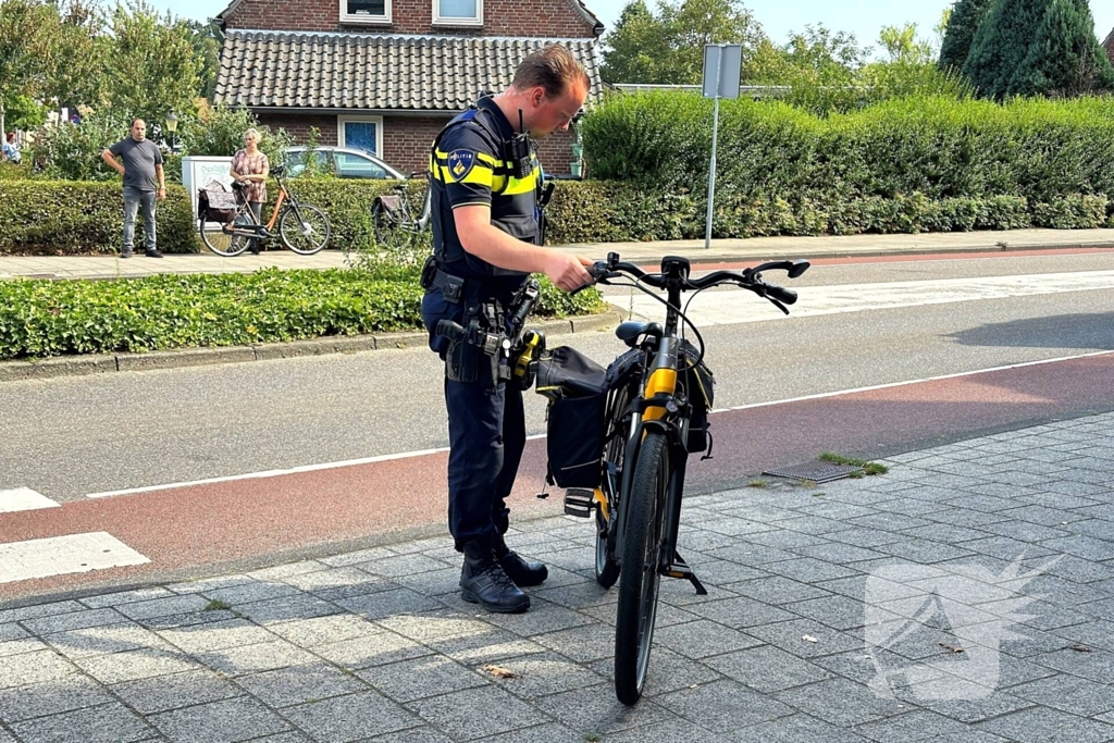 Fietser geschept door vrachtwagen