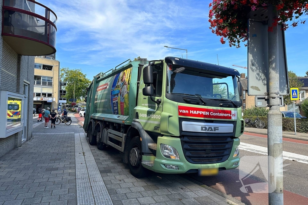 Fietser geschept door vrachtwagen