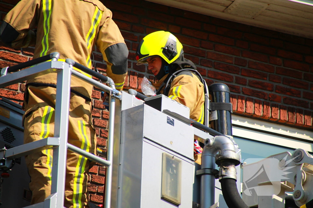 Brandweer heeft grote moeite om woning binnen te komen