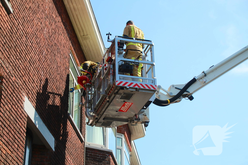 Brandweer heeft grote moeite om woning binnen te komen