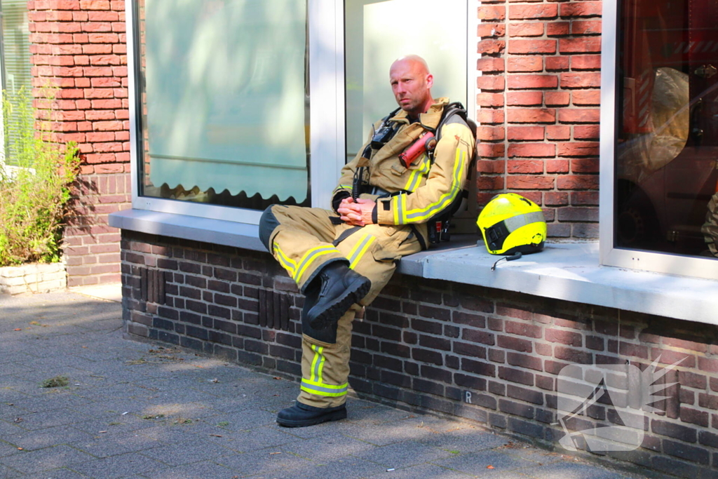 Brandweer heeft grote moeite om woning binnen te komen