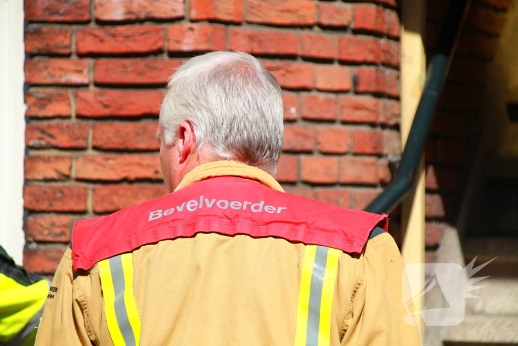 Brandweer heeft grote moeite om woning binnen te komen