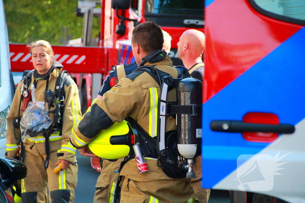 Brandweer heeft grote moeite om woning binnen te komen