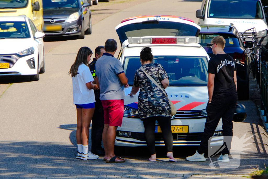 Twee scooterrijders botsen op elkaar