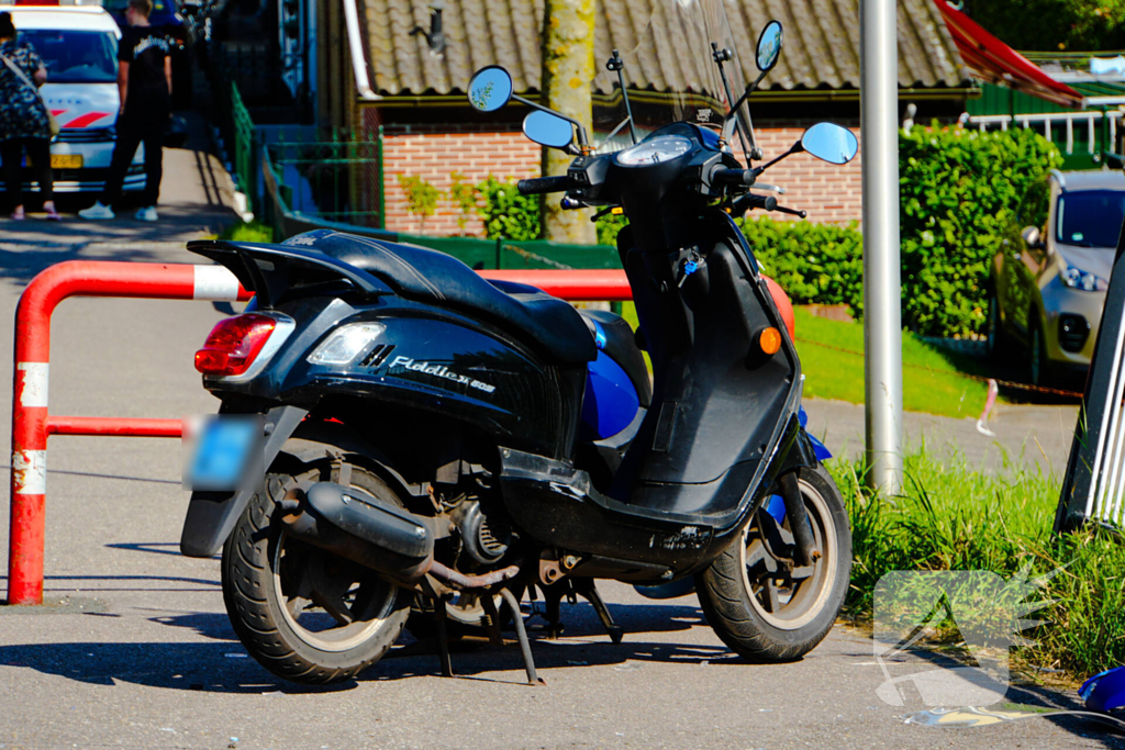 Twee scooterrijders botsen op elkaar