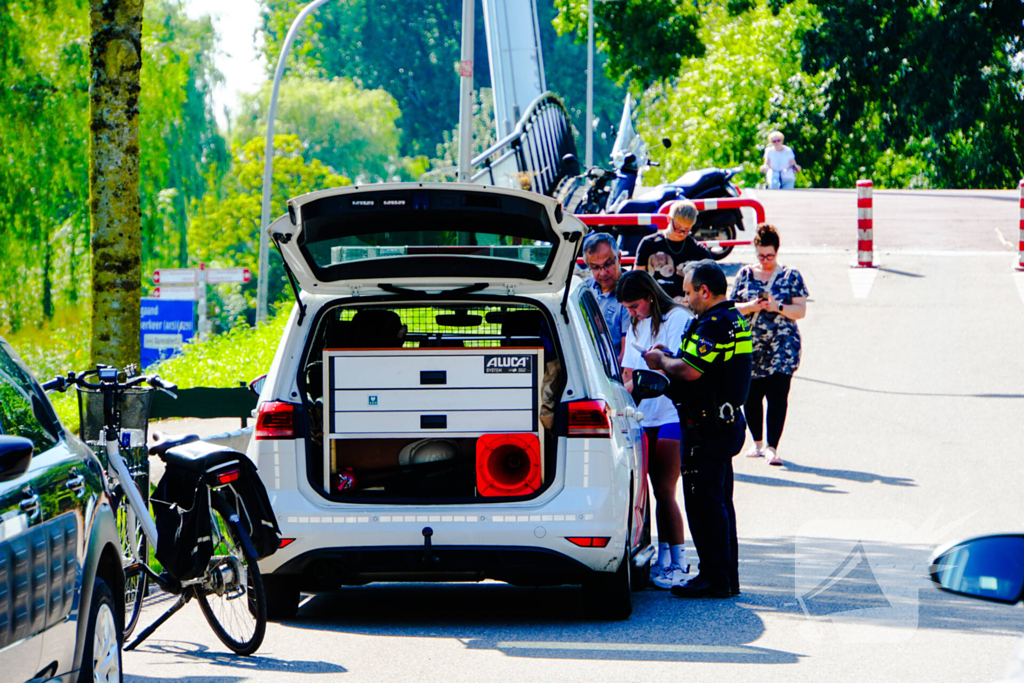 Twee scooterrijders botsen op elkaar