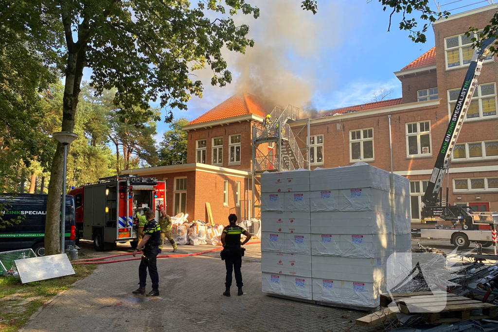 Veel rookontwikkeling bij dakbrand