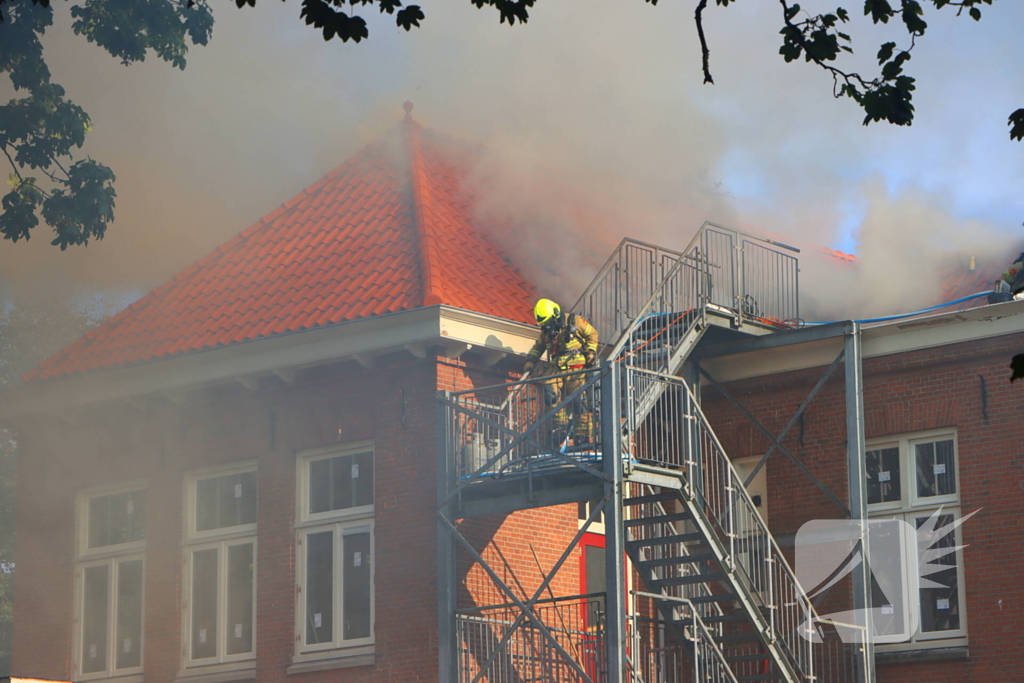 Veel rookontwikkeling bij dakbrand