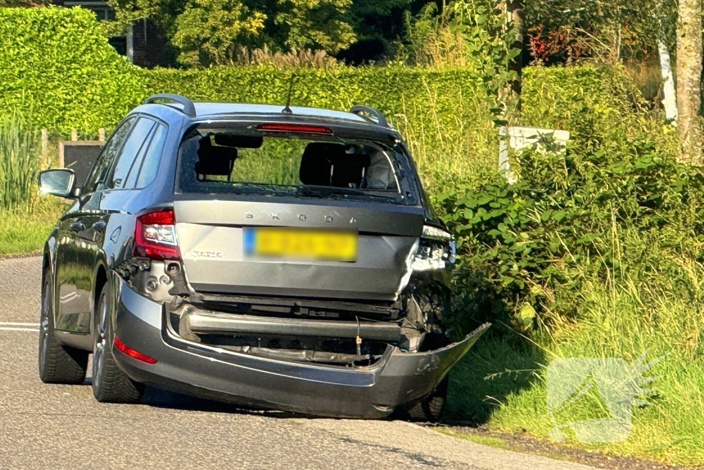 Motorrijder botst achter op personenauto