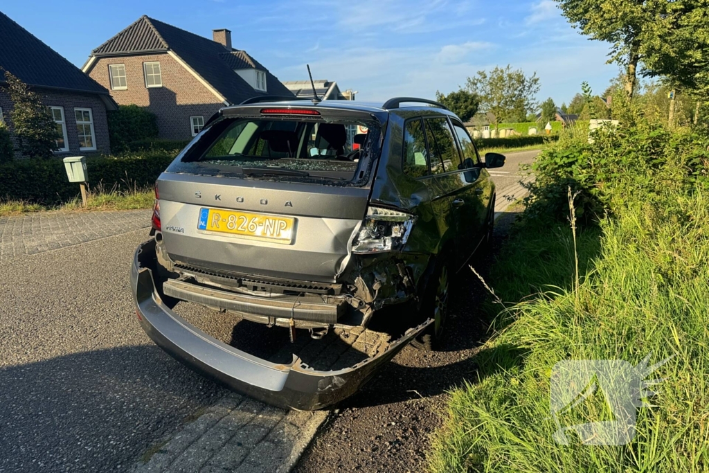 Motorrijder botst achter op personenauto