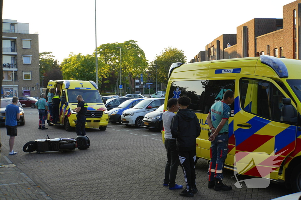 Opzittenden deelscooter gewond na val