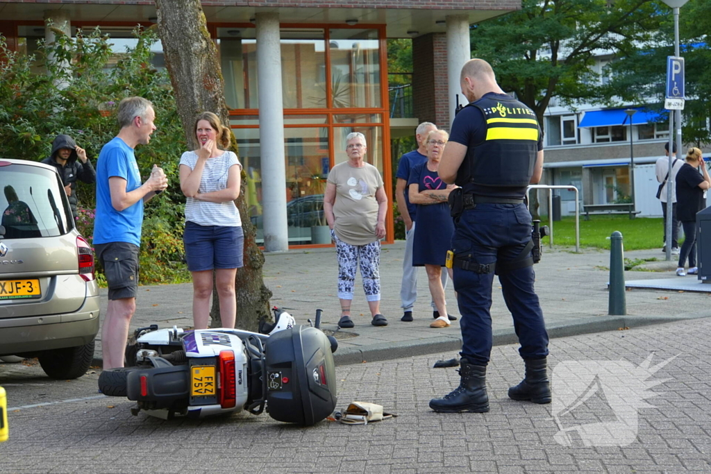 Opzittenden deelscooter gewond na val