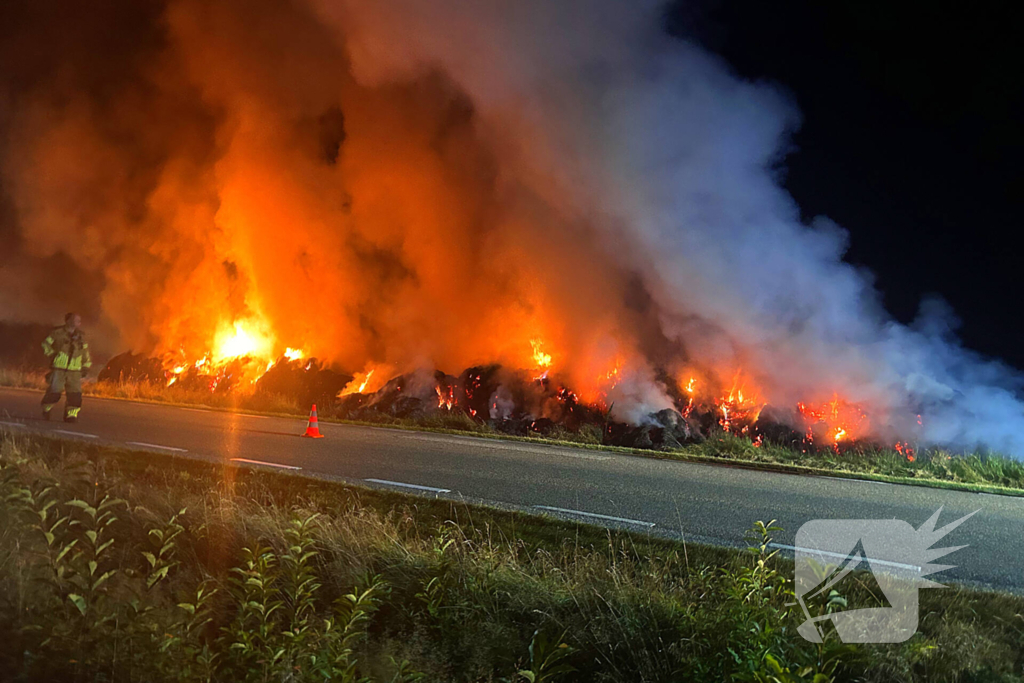 Flinke buitenbrand in hooibalen