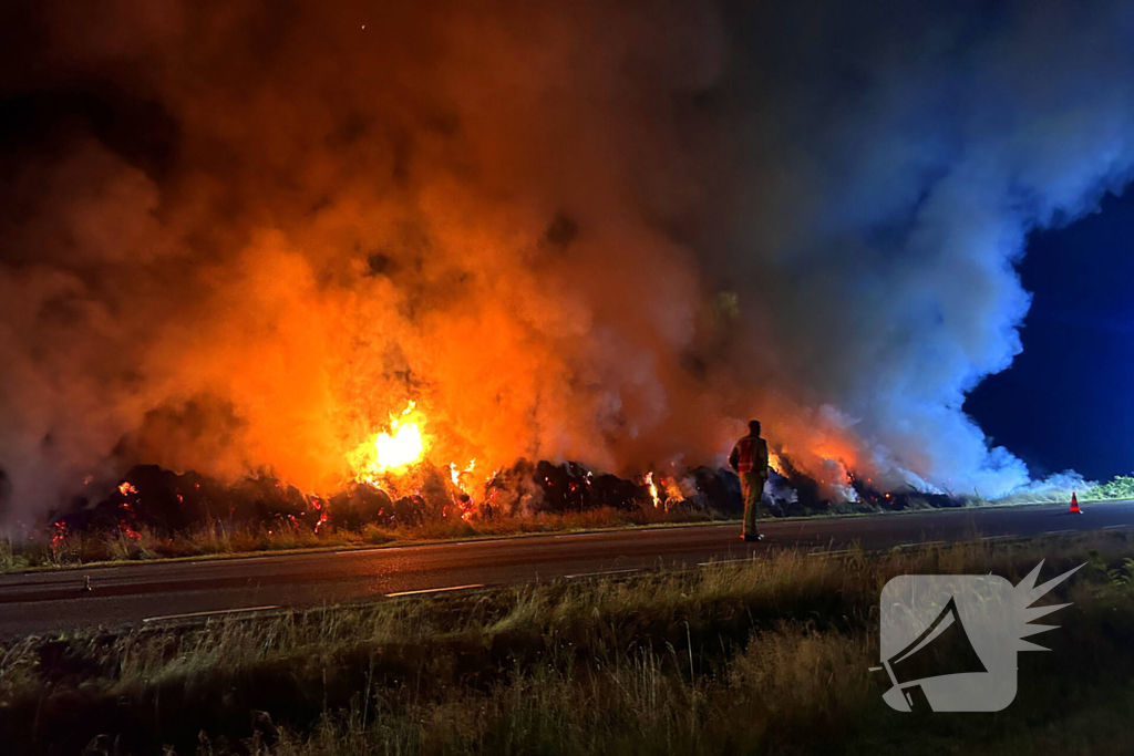 Flinke buitenbrand in hooibalen