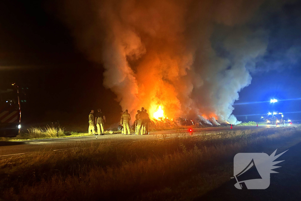 Flinke buitenbrand in hooibalen