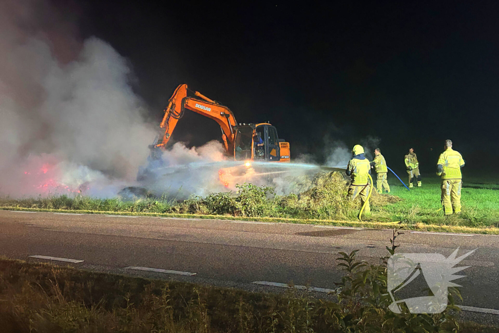 Flinke buitenbrand in hooibalen