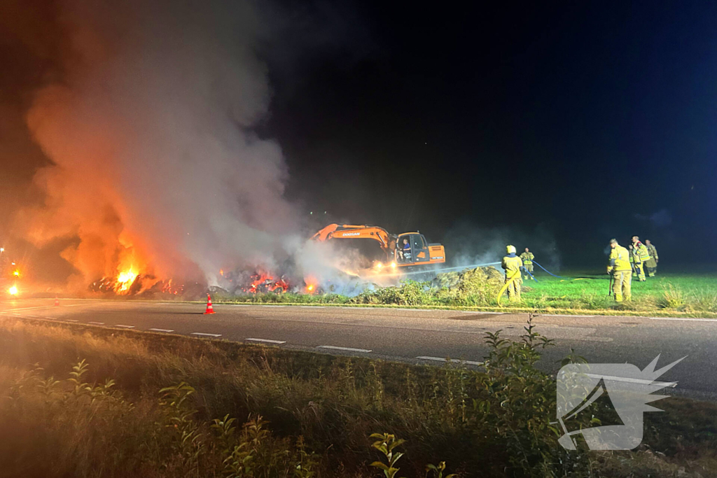 Flinke buitenbrand in hooibalen