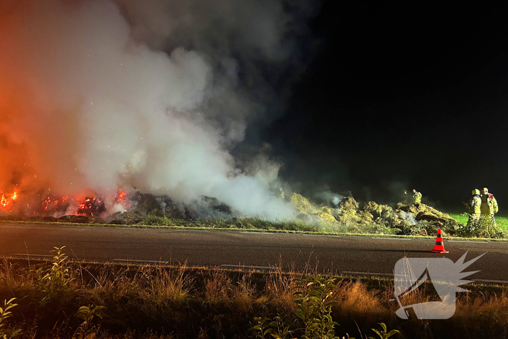 Flinke buitenbrand in hooibalen