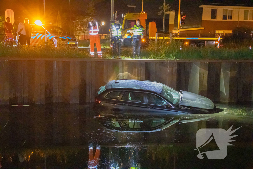 Vrouw belandt zwaar in onder invloed met auto in water