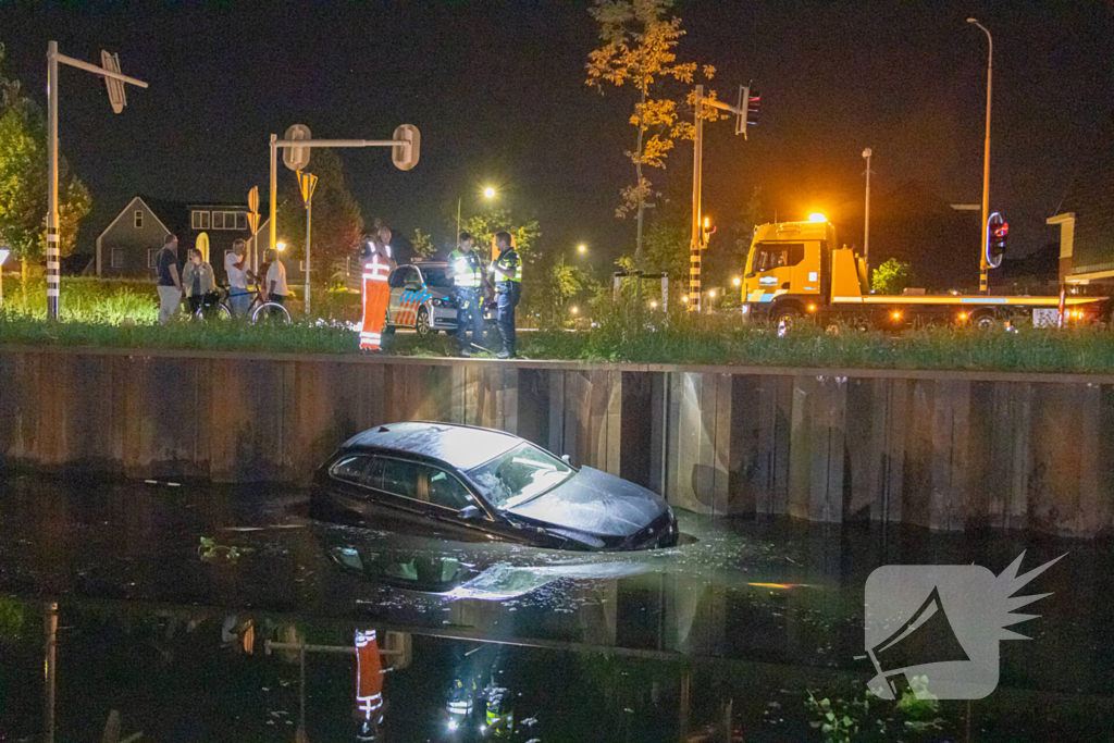 Vrouw belandt zwaar in onder invloed met auto in water