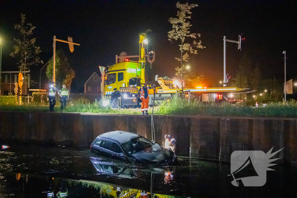 Vrouw belandt zwaar in onder invloed met auto in water