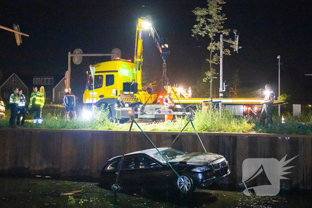 Vrouw belandt zwaar in onder invloed met auto in water