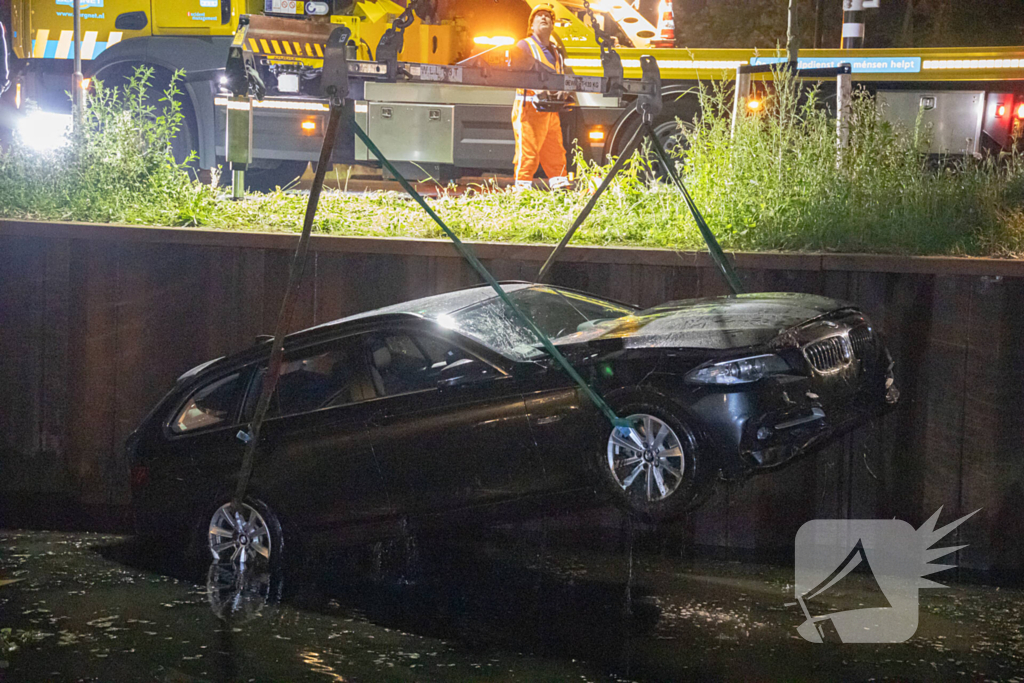 Vrouw belandt zwaar in onder invloed met auto in water