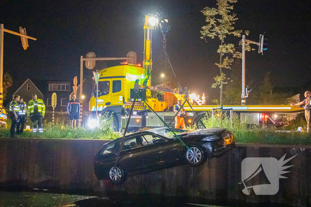 Vrouw belandt zwaar in onder invloed met auto in water