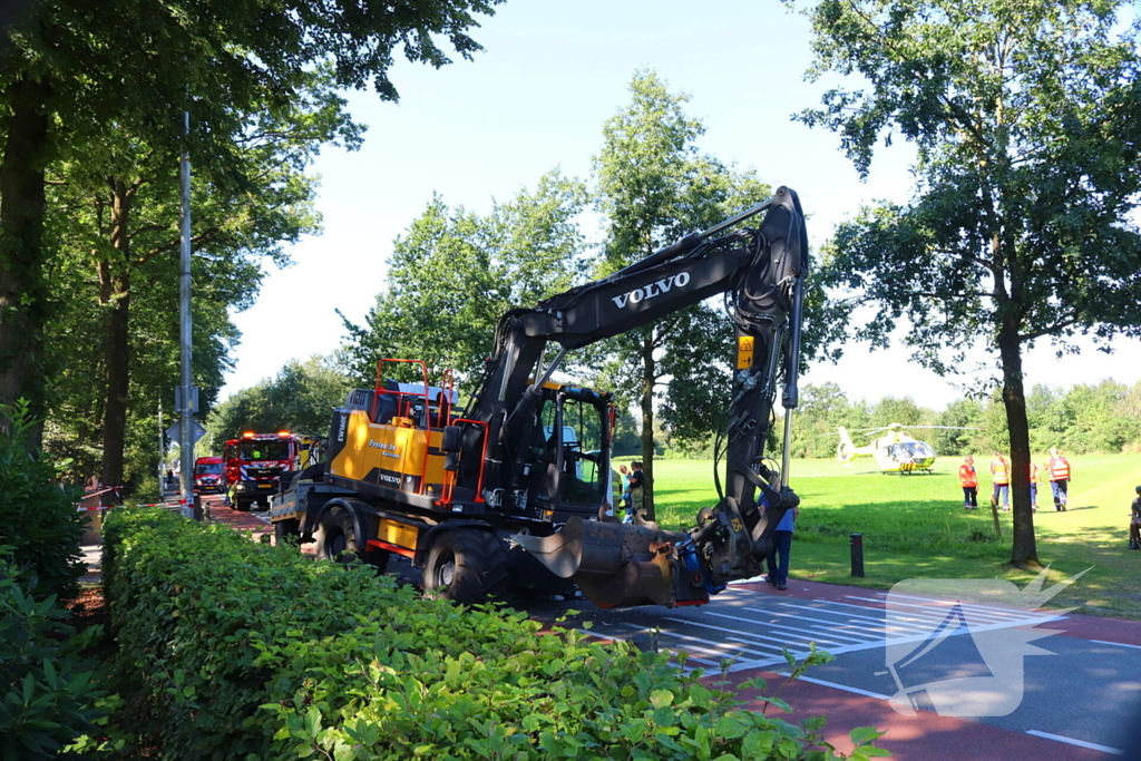 Ongeval met bestelbus en graafmachine