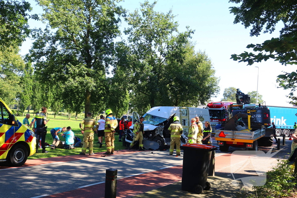 Ongeval met bestelbus en graafmachine