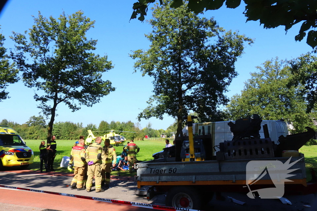 Ongeval met bestelbus en graafmachine