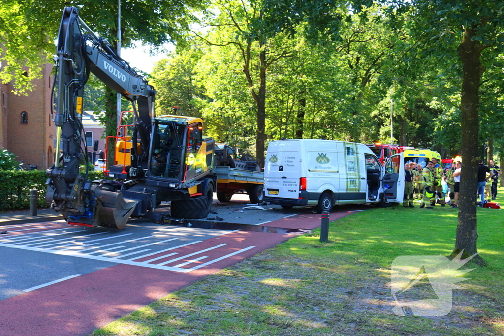 Ongeval met bestelbus en graafmachine