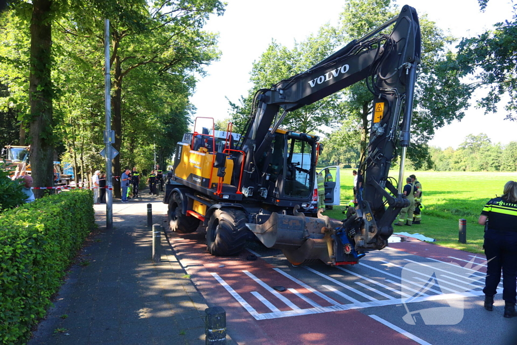 Ongeval met bestelbus en graafmachine