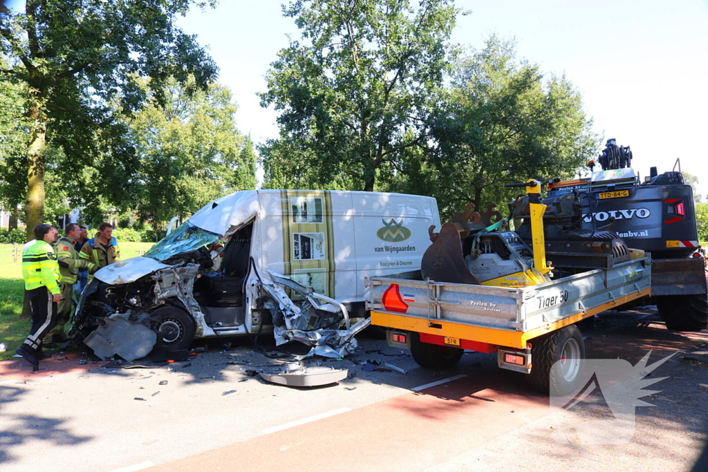 Ongeval met bestelbus en graafmachine