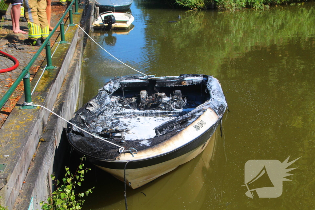 Brand op boot met grote hoeveelheid brandstof