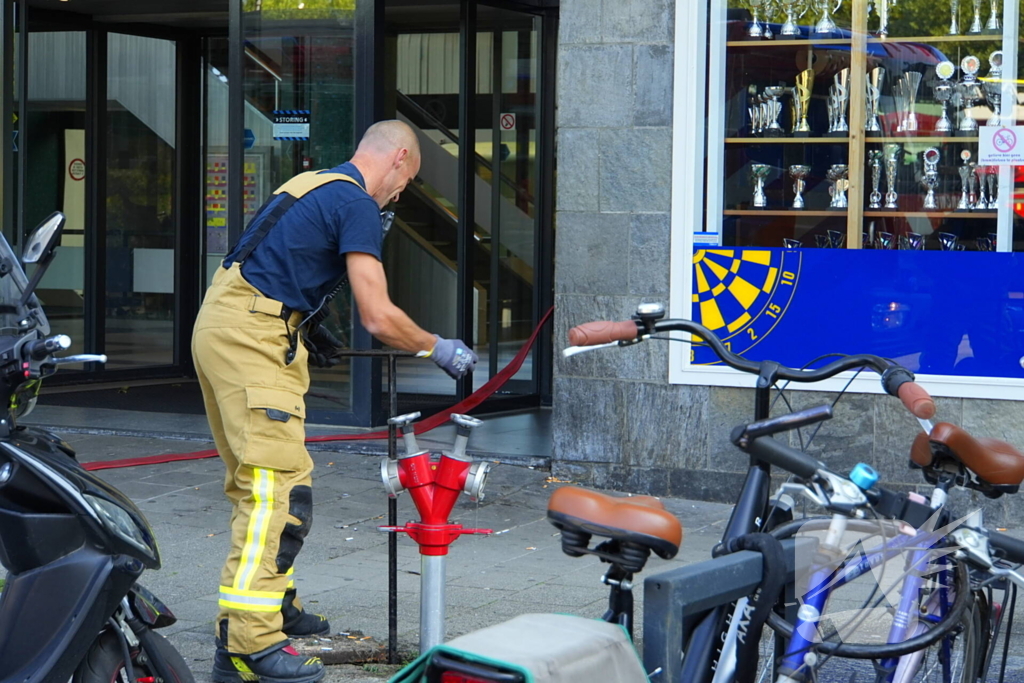 Zuurstoftank zorgt voor brand in bedrijfsverzamelgebouw